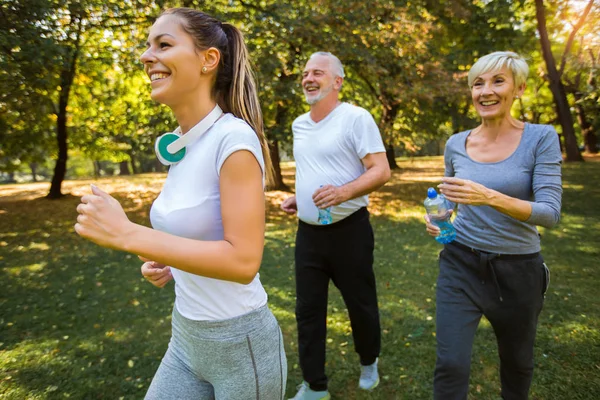 Äldre Man Och Kvinna Och Unga Kvinnliga Instruktör Träning Frisk — Stockfoto