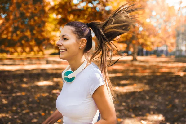 Kobieta Bardzo Sportowy Jogging Parku Jesień — Zdjęcie stockowe