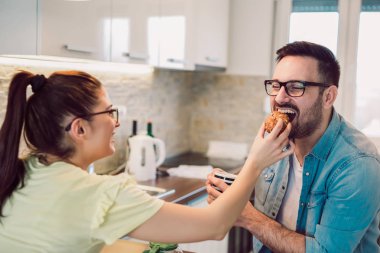 Sabahları kahvaltı sahip çift