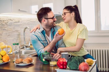 Sabahları kahvaltı sahip çift
