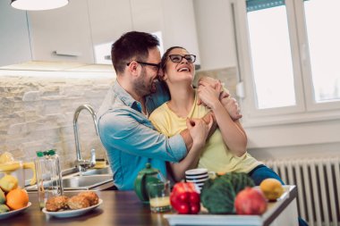 Sabahları kahvaltı sahip çift