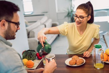 Sabahları kahvaltı sahip çift