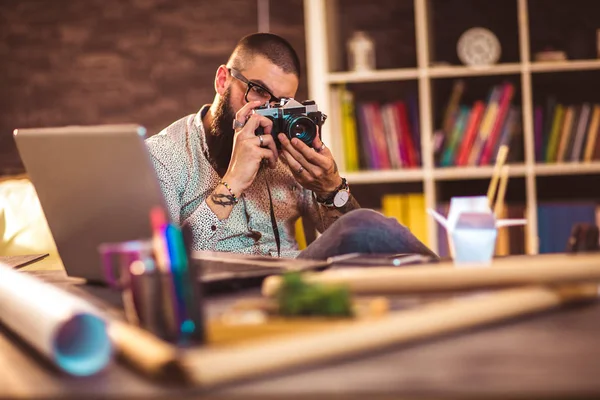 Jongeman Met Camera Zittend Aan Tafel Met Computer Kantoor — Stockfoto