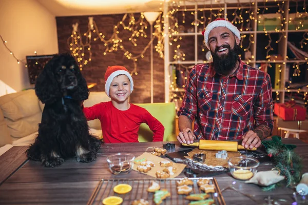 Pai Filho Filhote Cachorro Assar Biscoitos Natal Foco Seletivo — Fotografia de Stock