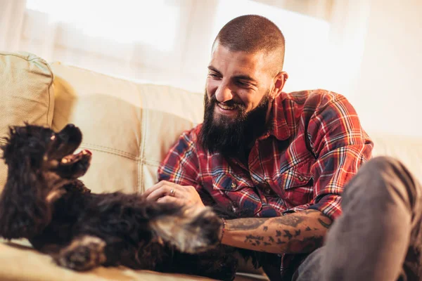 Jóképű Férfi Aranyos Kutyával Otthon — Stock Fotó