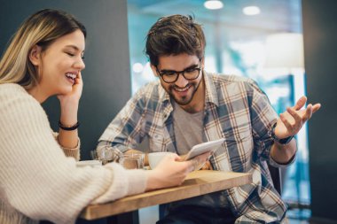 Genç çift kapalı Cafe dijital tablet kullanma