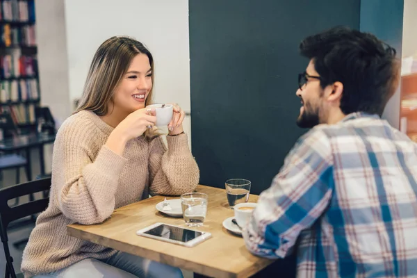 Zwei Menschen Café Genießen Die Zeit Miteinander — Stockfoto