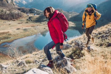 Grup bir dağda sonbahar gününde yürüyüş yürüyüşçü 