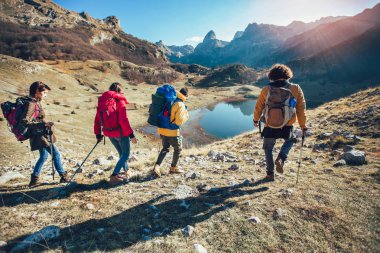 Grup bir dağda sonbahar gününde yürüyüş yürüyüşçü 