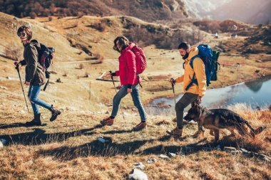Grup bir dağda sonbahar gününde yürüyüş yürüyüşçü 