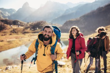 Grup bir dağda sonbahar gününde yürüyüş yürüyüşçü 