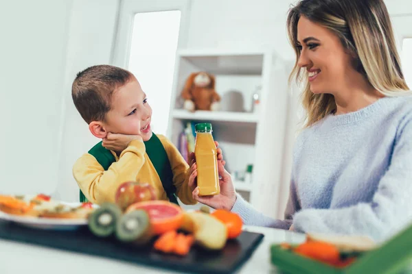 Madre Haciendo Desayuno Para Hijo Por Mañana Aperitivo Para Escuela —  Fotos de Stock