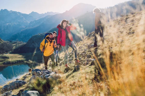 Grupo Excursionistas Caminando Una Montaña Día Otoño —  Fotos de Stock