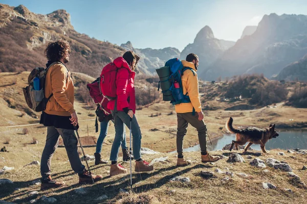 Grupo Excursionistas Caminando Una Montaña Día Otoño —  Fotos de Stock