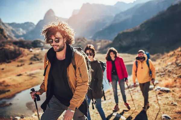 Grupo Excursionistas Caminando Una Montaña Día Otoño — Foto de Stock