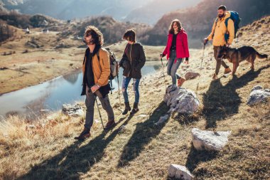 Grup bir dağda sonbahar gününde yürüyüş yürüyüşçü 