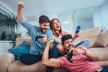 Grup genç arkadaşlar play video oyunları birlikte evde.