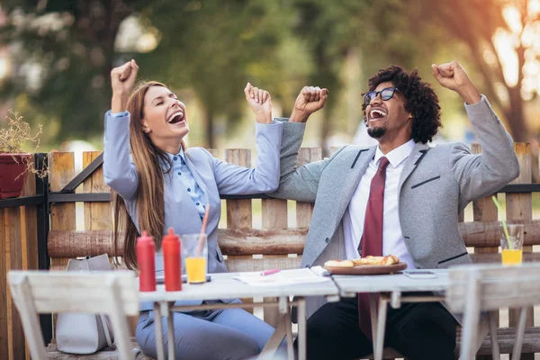 Glückliches Junges Geschäftsteam Beim Pizzaessen Café Freien Geschäfts Lebensmittel Und — Stockfoto