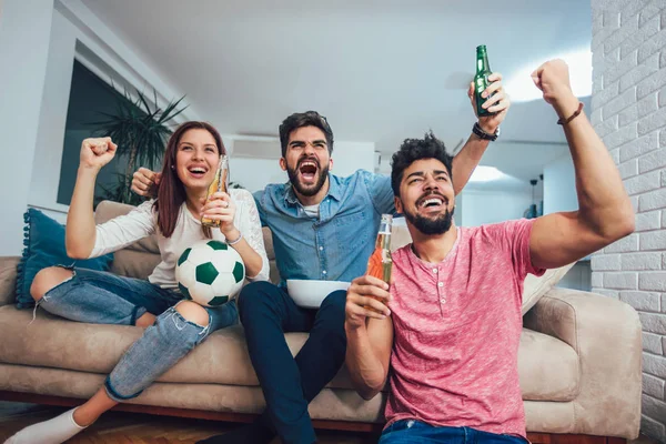 Amigos Felices Aficionados Fútbol Viendo Fútbol Televisión Celebrando Victoria Casa —  Fotos de Stock