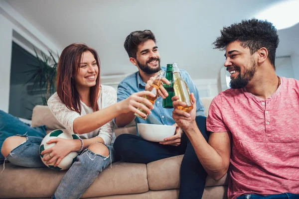 Grupo Jovens Amigos Felizes Divertindo Bebendo Cerveja Casa Interior — Fotografia de Stock