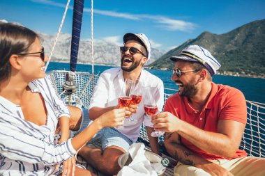 Yelkenli Yat üzerinde arkadaşları gülümseyerek. Tatil, seyahat, deniz, dostluk ve insanlar kavramı