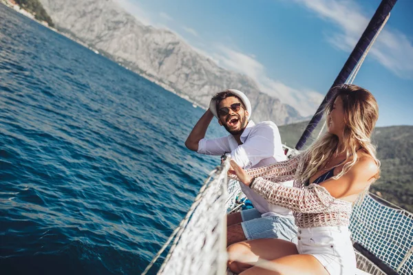 Pareja Amor Barco Vela Verano Divertirse — Foto de Stock