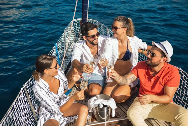 Amigos Sonrientes Navegando Yate Concepto Vacaciones Viajes Mar Amistad Personas —  Fotos de Stock