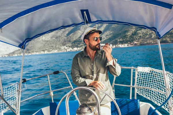 Schöner Mann Auf Einem Segelboot Raucht Eine Pfeife — Stockfoto