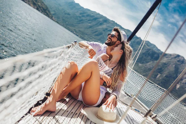 Verliebte Paare Auf Einem Segelboot Sommer Spaß Haben — Stockfoto