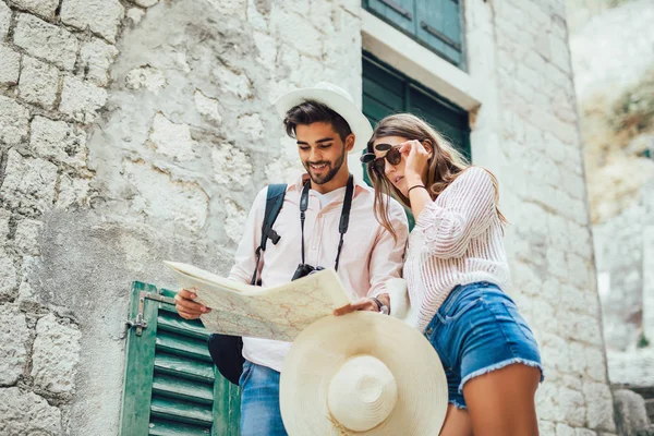 Viajando Par Turistas Caminando Por Casco Antiguo Vacaciones Verano Vacaciones — Foto de Stock