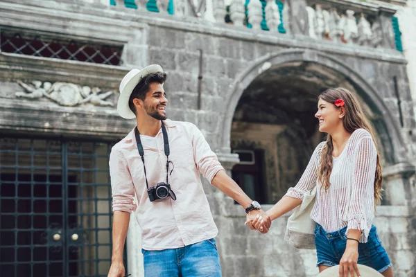 Eski şehirde yürüyüş turistler seyahat birkaç. Tatil, yaz, tatil, turizm: kavramı.