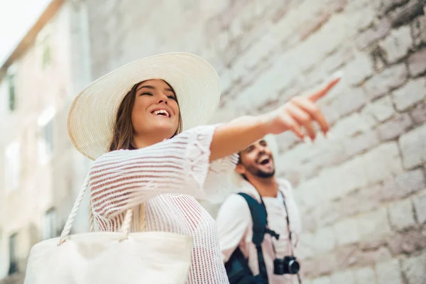 Traveling Couple Tourists Walking Old Town Vacation Summer Holiday Tourism — Stock Photo, Image