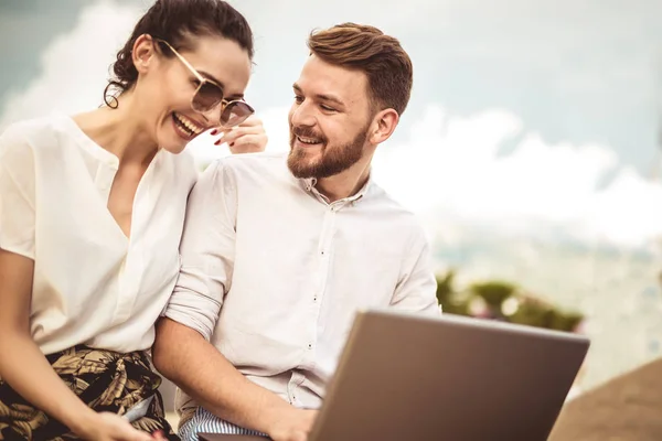 Hermosa Pareja Romántica Usando Portátil Ver Fotos Portátil Durante Viaje — Foto de Stock