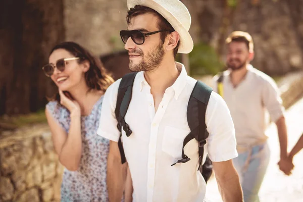 Şehirde Gezi Genç Mutlu Turist — Stok fotoğraf