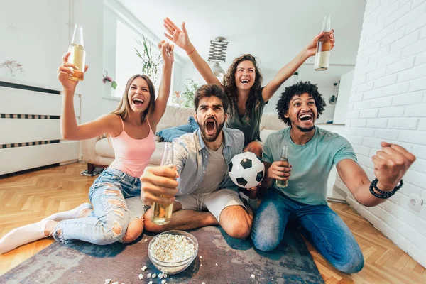 Amigos Felices Aficionados Fútbol Viendo Fútbol Televisión Celebrando Victoria Casa —  Fotos de Stock