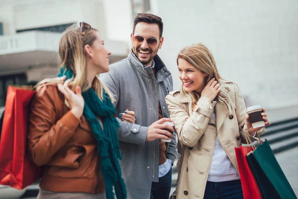 Grupo Amigos Andando Longo Rua Com Sacos Compras — Fotografia de Stock