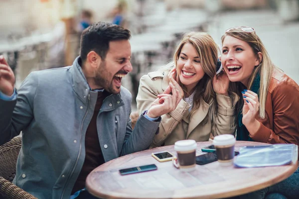 Grupo Tres Amigos Usando Teléfono Cafetería Aire Libre Día Soleado — Foto de Stock