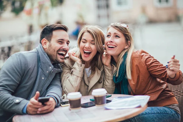 Grupo Tres Amigos Usando Teléfono Cafetería Aire Libre Día Soleado —  Fotos de Stock