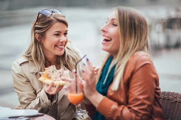 Retrato Duas Jovens Mulheres Que Alimentam Café Comendo Pizza Livre — Fotografia de Stock