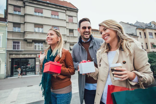Gruppe Von Freunden Spaziert Mit Einkaufstaschen Und Geschenken Durch Die — Stockfoto