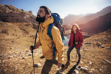 Grup bir dağda sonbahar gününde yürüyüş yürüyüşçü 