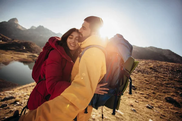 Couple Hikers Walking Mountain Autumn Day Lake — Stock Photo, Image