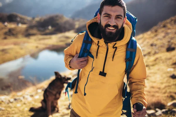 Homem Viajante Com Mochila Montanhismo Travel Lifestyle Conceito Lago Montanhas — Fotografia de Stock