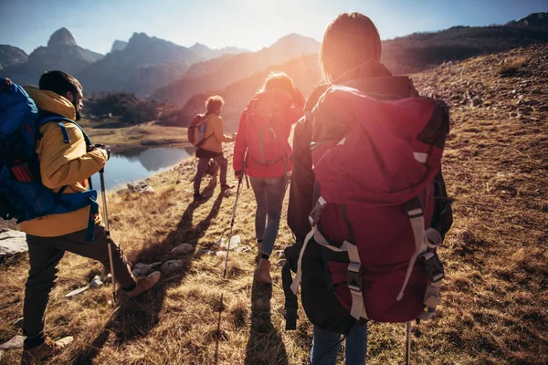 Grup bir dağda sonbahar gününde yürüyüş yürüyüşçü 