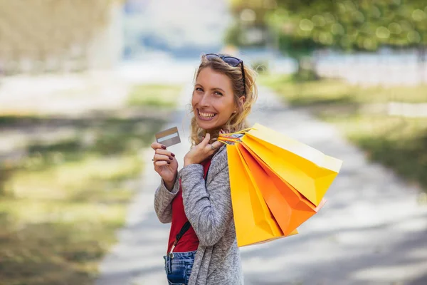 Giovane Bella Donna Che Tiene Borse Della Spesa Una Carta — Foto Stock