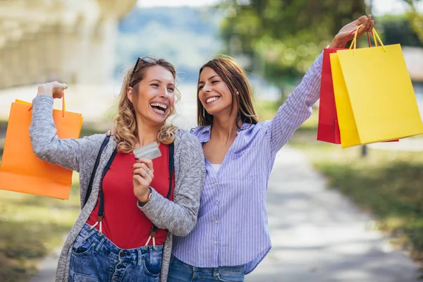 Frauen Beim Einkaufen Zwei Glückliche Frauen Mit Einkaufstüten Die Beim — Stockfoto