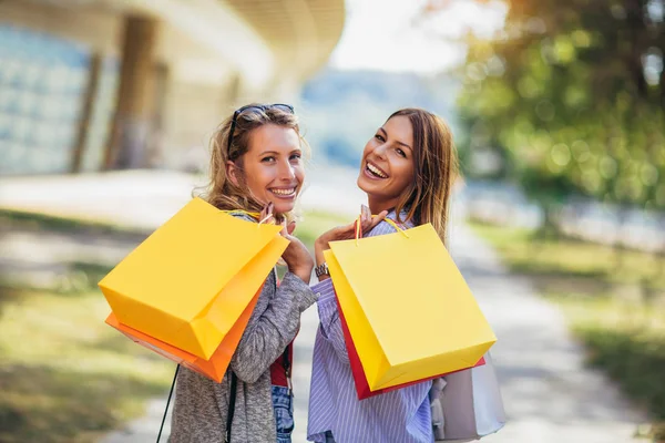 Frauen Beim Einkaufen Zwei Glückliche Frauen Mit Einkaufstüten Die Beim — Stockfoto