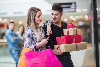 Genç çift Noel alışveriş merkezinde alışveriş yaparken