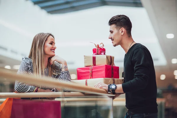 ショッピング モールのクリスマスの買い物をしている若いカップル — ストック写真