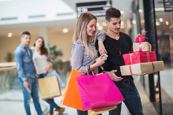 Pareja Joven Haciendo Compras Navidad Centro Comercial —  Fotos de Stock